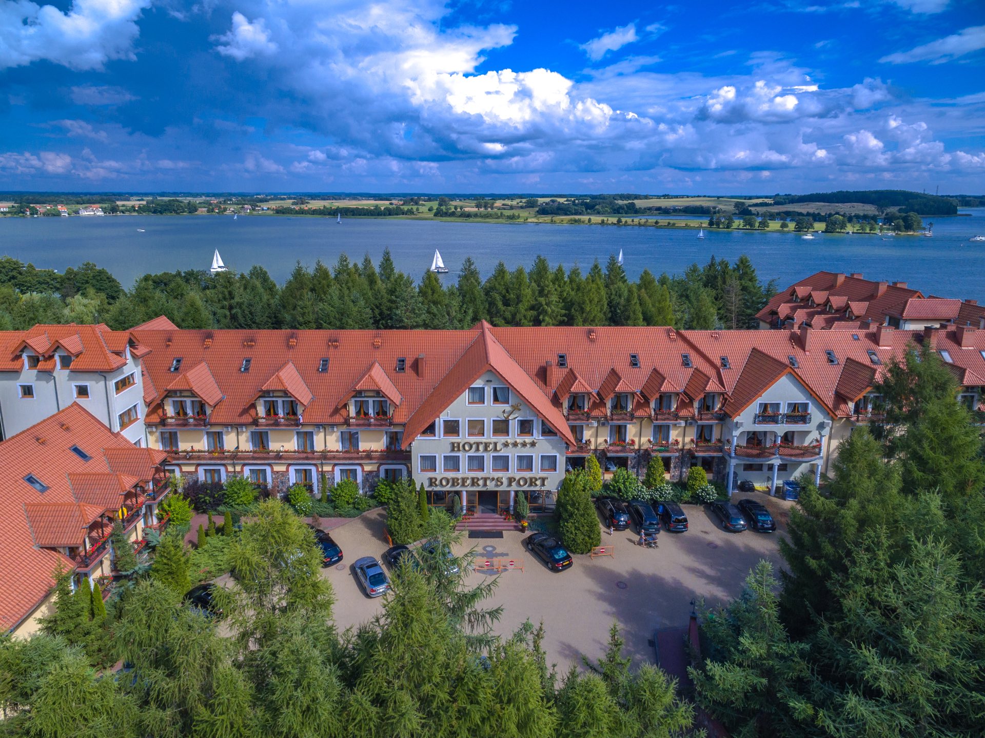 Hotel Robert’s Port Lake Resort & SPA